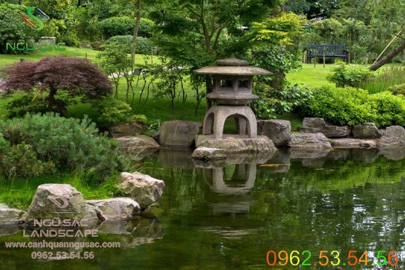 Đèn đá Nhật trang trí hồ cá koi