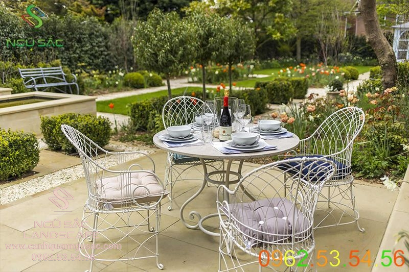 Bổ sung hành kim trong sân vườn bằng bàn ghế sắt sơn trắng
