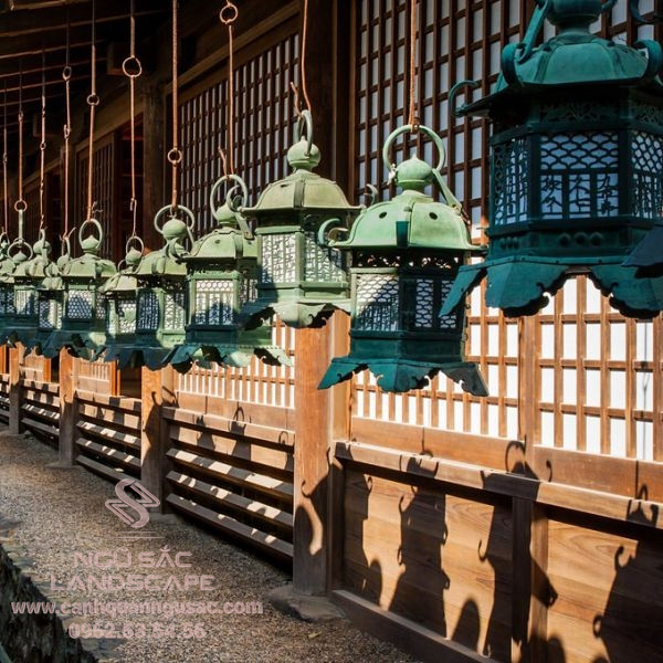 Đèn lồng Tsuridourou treo ở đền chùa
