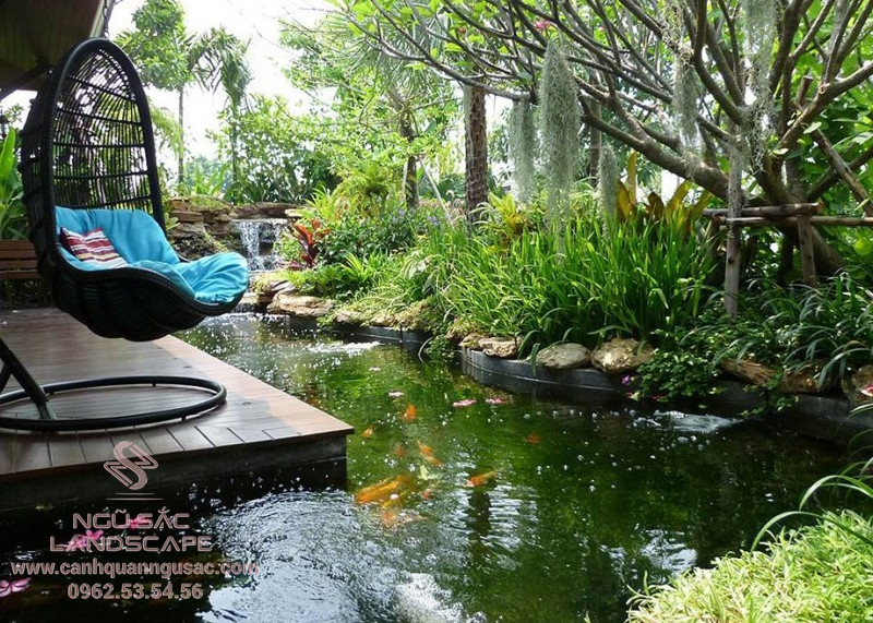 Nơi thư giãn bên hồ cá trong vườn biệt thự