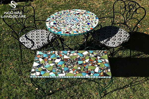 Bàn ghế ngoài trời sáng tạo theo phong cách mosaic