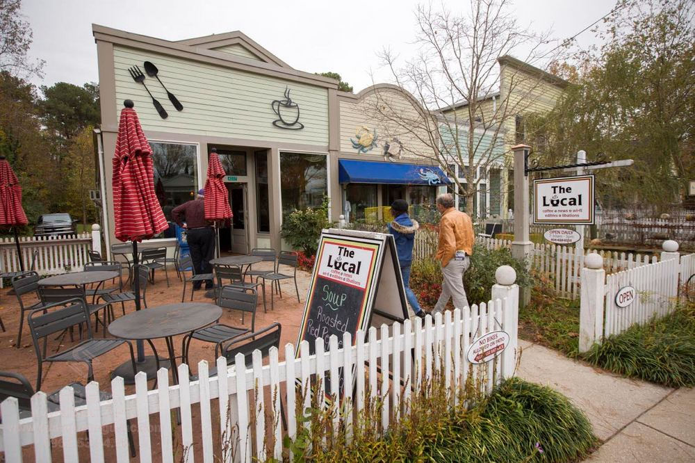 Thiết kế quán cafe – sự quyến rũ của hàng rào gỗ trang trí